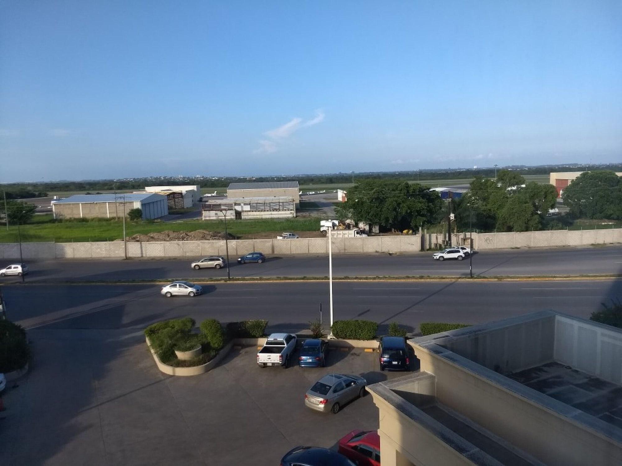 Hampton Inn Tampico Airport Exterior photo